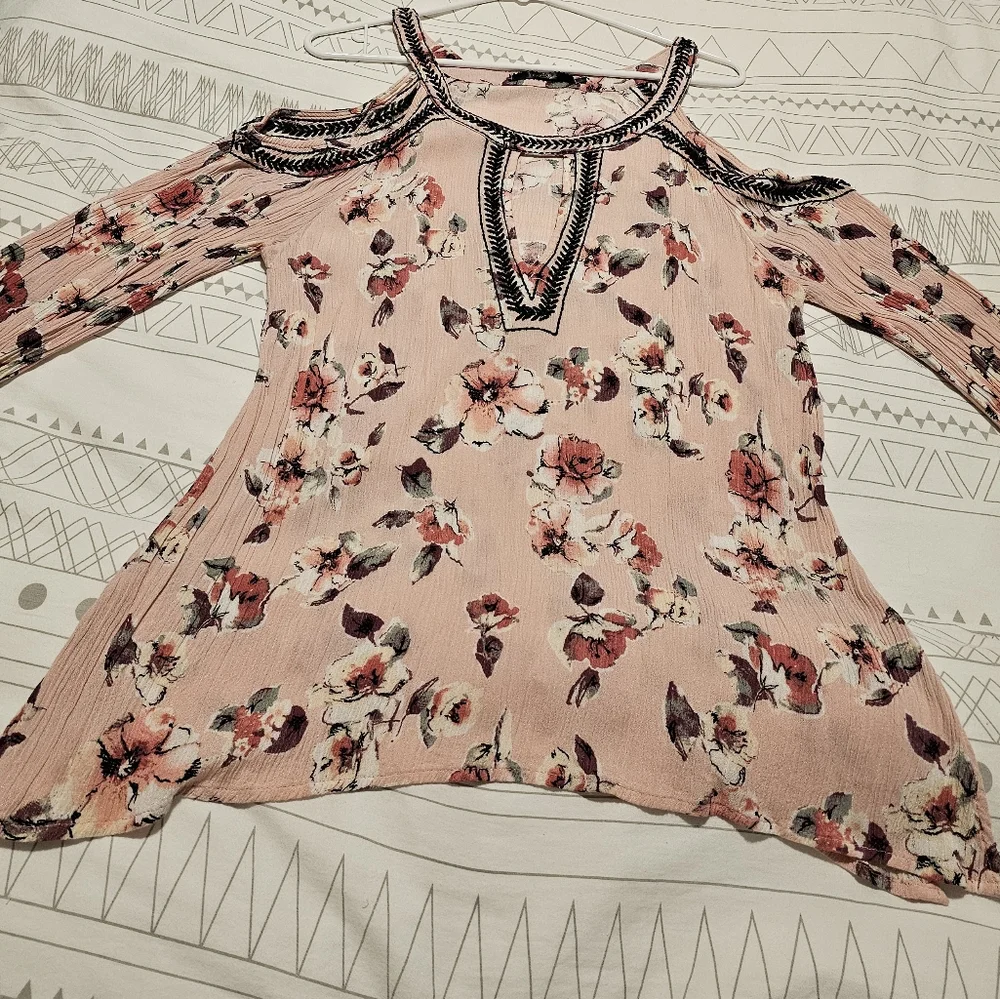 BKE Buckle pink flower top - Picture 3 of 4